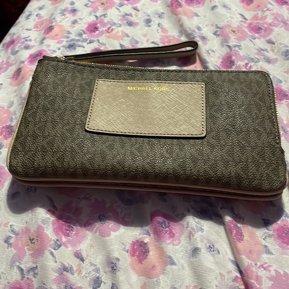 Michael Kors double zip wallet wristlet used once but in good condition - Picture 2 of 9